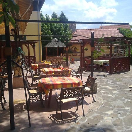 Vadasz Panzio Es Etterem Szombathely Exteriör bild