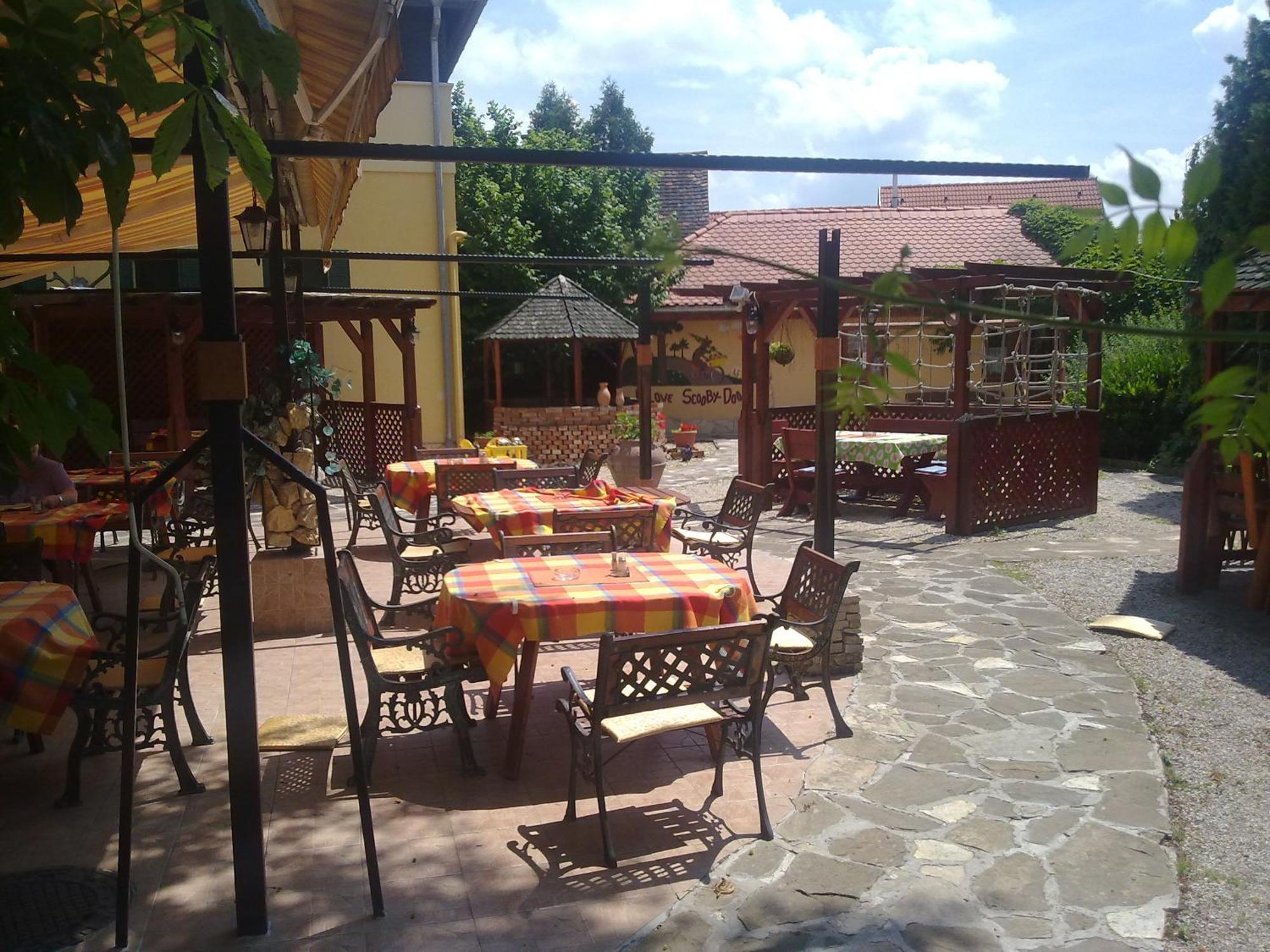 Vadasz Panzio Es Etterem Szombathely Exteriör bild