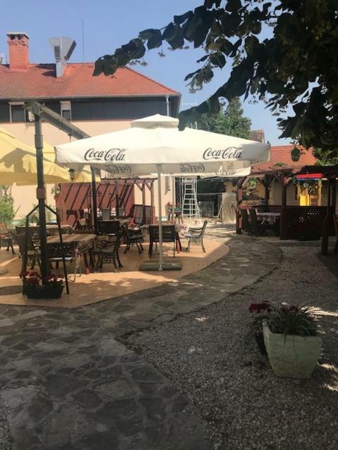 Vadasz Panzio Es Etterem Szombathely Exteriör bild
