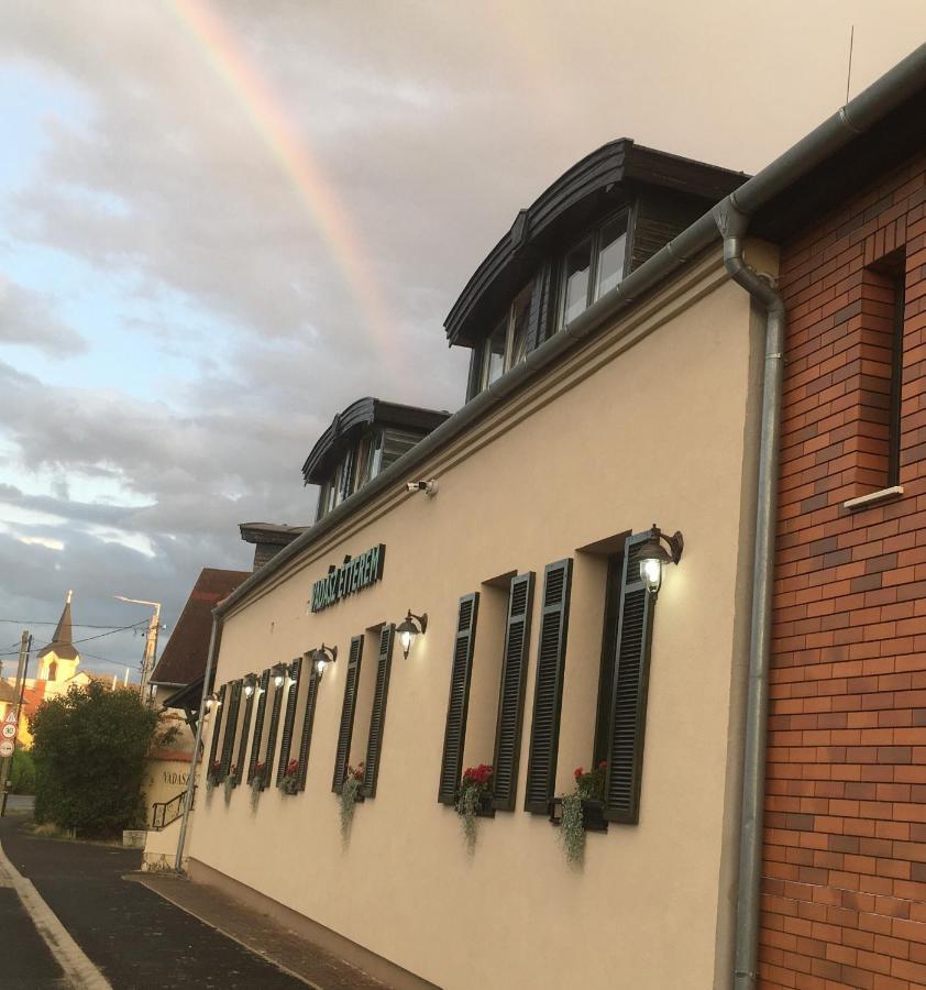 Vadasz Panzio Es Etterem Szombathely Exteriör bild